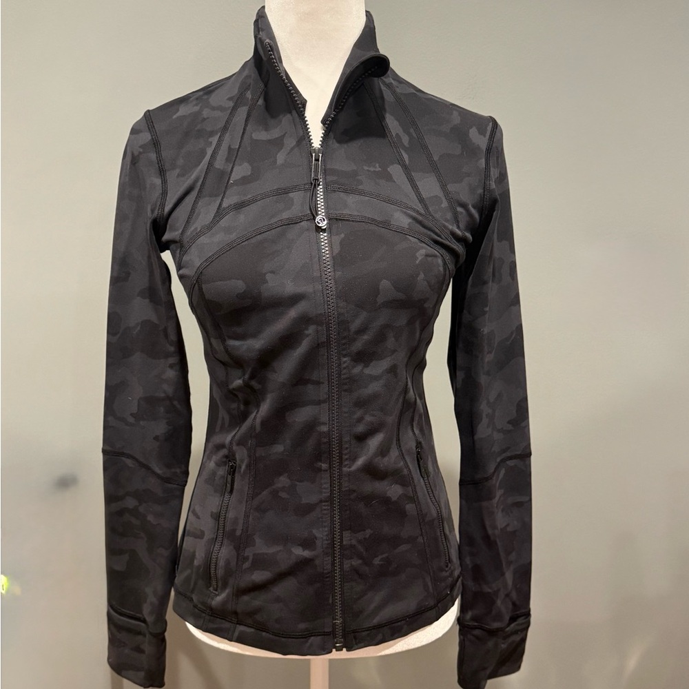 *PRE-OWNED* lululemon athletica Size 6 Define Jacket Nulu